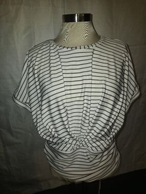 Vince Camuto White and Gray Striped Twist-Front Tee